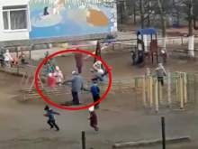 Отец заснял на видео, как воспитательница топчется по его сыну