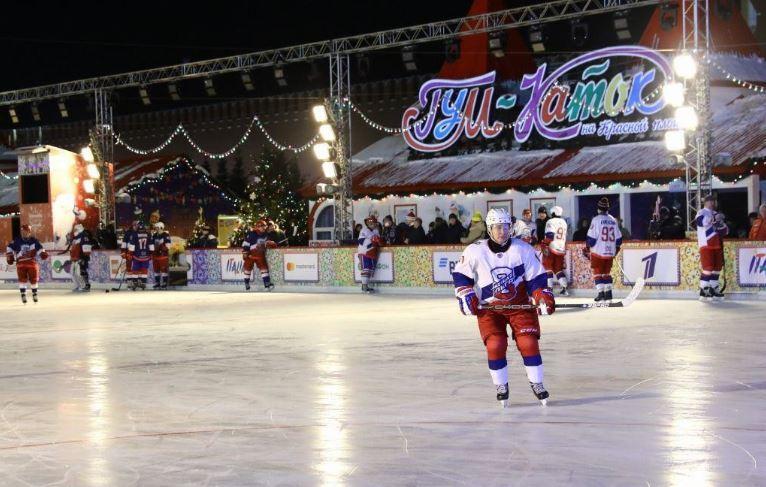 Путин поиграл в хоккей на Красной площади