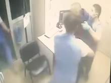 Взбешенный муж пациентки проломил врачом стену и попал на видео