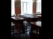 Красноярских школьников залило кипятком с потолка во время уроков