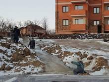 В Приамурье дети катаются на горке из заледеневших канализационных стоков
