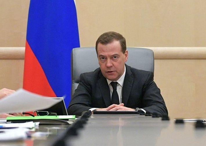 Медведев: длинные новогодние каникулы плохо влияют на экономику