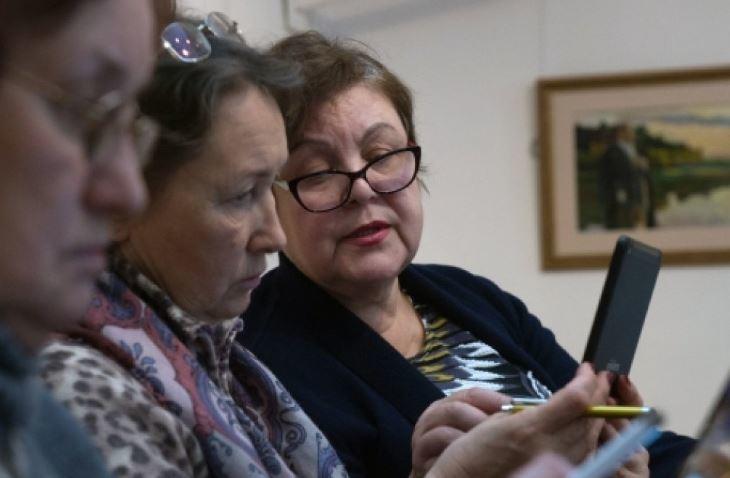В РФ хотят создать телеканал по обучению пенсионеров работе в Сети