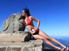 Известная "альпинистка в бикини" замерзла насмерть в горах