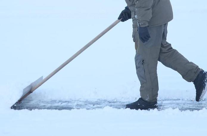 Власти Саратова пояснили причину уборки снега учителями в мороз