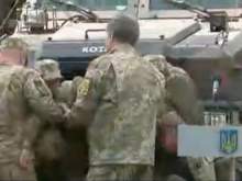 Военнослужащая упала в обморок во время выступления Порошенко