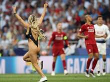 Минута славы: девушка в купальнике, выбежавшая на поле в финале Лиги чемпионов, стала знаменитостью