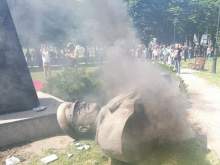 В Харькове радикалы снесли бюст маршала Жукова