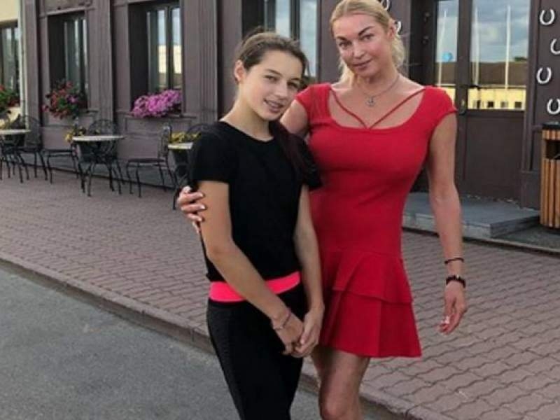 Новости дня: Дочь скандальной Волочковой в мини-юбке и на каблуках появилась на публике