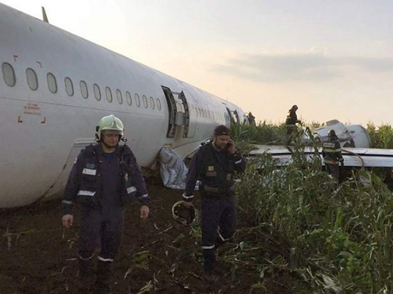 Новости дня: "Не отвлекайте нас": о чем говорили пилоты Аirbus 321 во время аварийной посадки