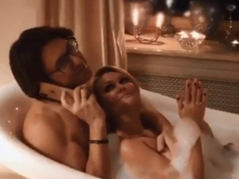 Новости дня: Голые Малахов и его жена записали на видео ответ Собчак из ванной