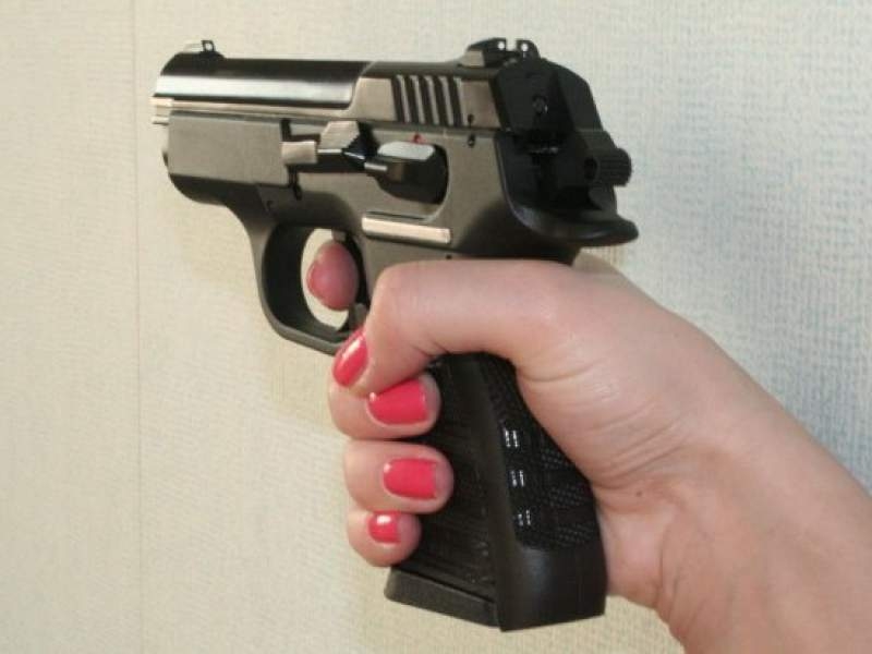Новости дня: Жительница Омска прострелила себе голову из-за селфи с пистолетом