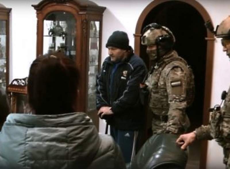 Новости дня: Видео жесткого задержания вора в законе в его особняке попало в Сеть