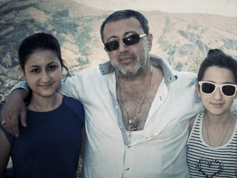 Новости дня: "Унижал, совращал и лгал": эксперты составили портрет отца сестер Хачатурян
