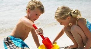 7 главных опасностей для детей во время отпуска