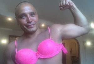 Звезда «Дома-2» Рустам Солнцев надел розовый лифчик в поддержку Алексея Панина