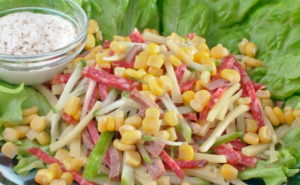 Салат с ветчиной, кукурузой и овощами