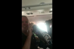 Пассажирам Delta Airlines устроили «пытку водой» во время рейса