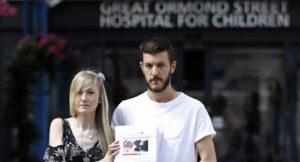 Родители хотят забрать Чарли Гарда из больницы, чтобы он умер дома