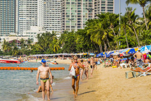 Голая пьяная туристка вызвала переполох на пляже в Таиланде