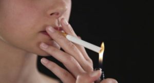 У курящих женщин риск развития рака легких в три раза выше, чем у мужчин – ученые