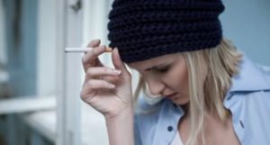 Курение может спровоцировать тревожные состояния и паранойю