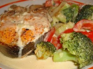 Рыба с овощами в сливочном соусе