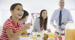 Отказ от завтрака делает кости детей слабее и уменьшает объем мозга