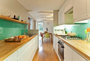Как оформить интерьер узкой кухни: советы дизайнеров