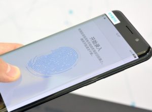 Samsung не отказалась от идеи встроить сканер отпечатков в дисплеи флагманских смартфонов