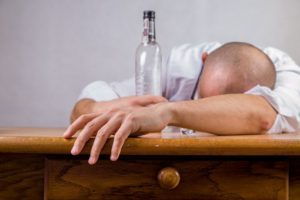 Психологи: даже не думайте спасаться от стресса спиртным