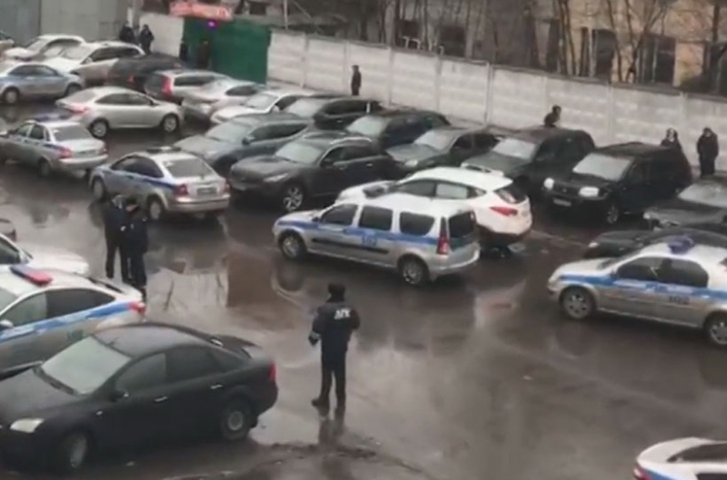 Экс-директор фабрики "Меньшевик" расстрелял охранника и взял заложников