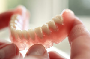 Виды и различия съемных зубных протезов