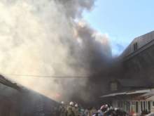 В Нальчике горит рынок: огонь охватил уже две тысячи квадратных метров
