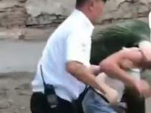 Полиция в Астрахани на набережной оттаскала за волосы 16-летнюю наездницу