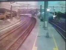 Момент крушения поезда на Тайване попал на видео