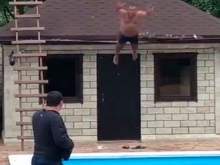 «Неудачник недели»: мужчина из Сочи прославился на весь мир своим падением с крыши мимо бассейна