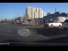 Вылетевшая с дороги машина приземлились на пешехода в Барнауле