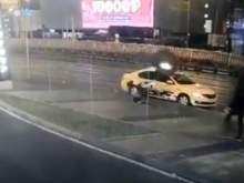 Опубликовано видео гибели пассажирки такси от колеса "КамАЗа" в Москве