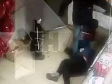 Убийство покупателя, тормозившего очередь в Подмосковье, попало на видео