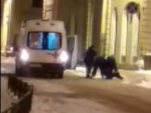 Нападение на "скорую помощь" в Санкт-Петербурге сняли на видео