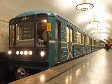 Мужчина и женщина бросились под поезд в московском метро