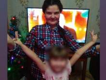"Хотела в гости": россиянка спустила по простыням 7-летнюю дочь из окна и уронила