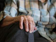 "Спасли соседи": голодные пенсионеры едва не умерли в своей квартире
