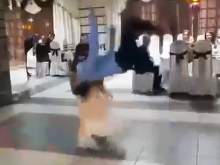 Жуткое видео: дагестанец на свадьбе сделал сальто и приземлился на ребенка