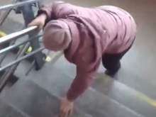 Пенсионерка со сломанной ногой проползла три этажа в больнице на Урале