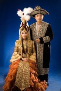 Женская казахская национальная одежда-особенности.