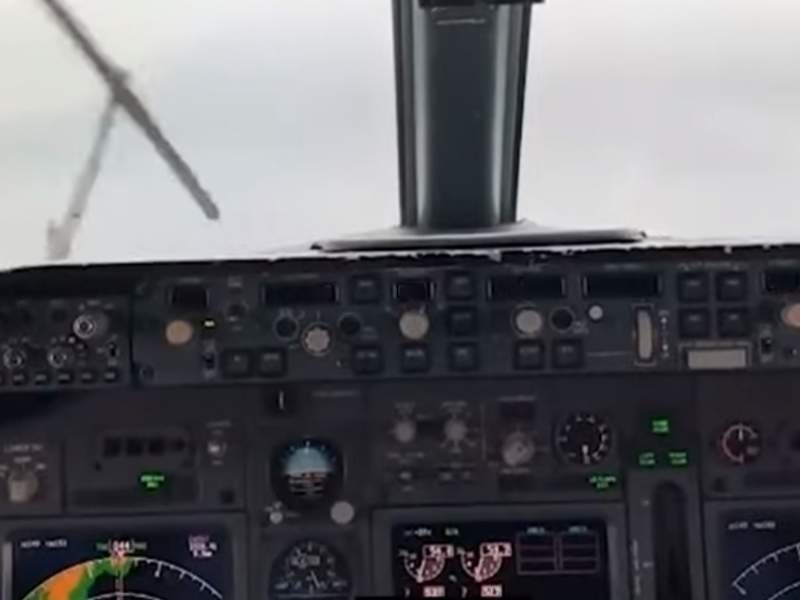 Новости дня: Момент падения Boeing-737 в океан сняли на видео из кабины пилота