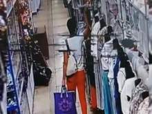 Новости дня: Под Саратовом чиновница украла брюки из магазина, не заметив камеру