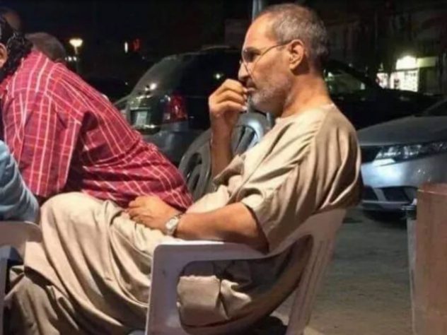 Новости дня: Покойного "Стива Джобса" засняли на фото в Каире